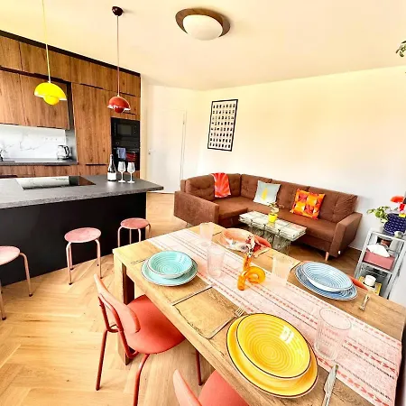 Center Flat With View - Kitchen, Ac, Netflix *